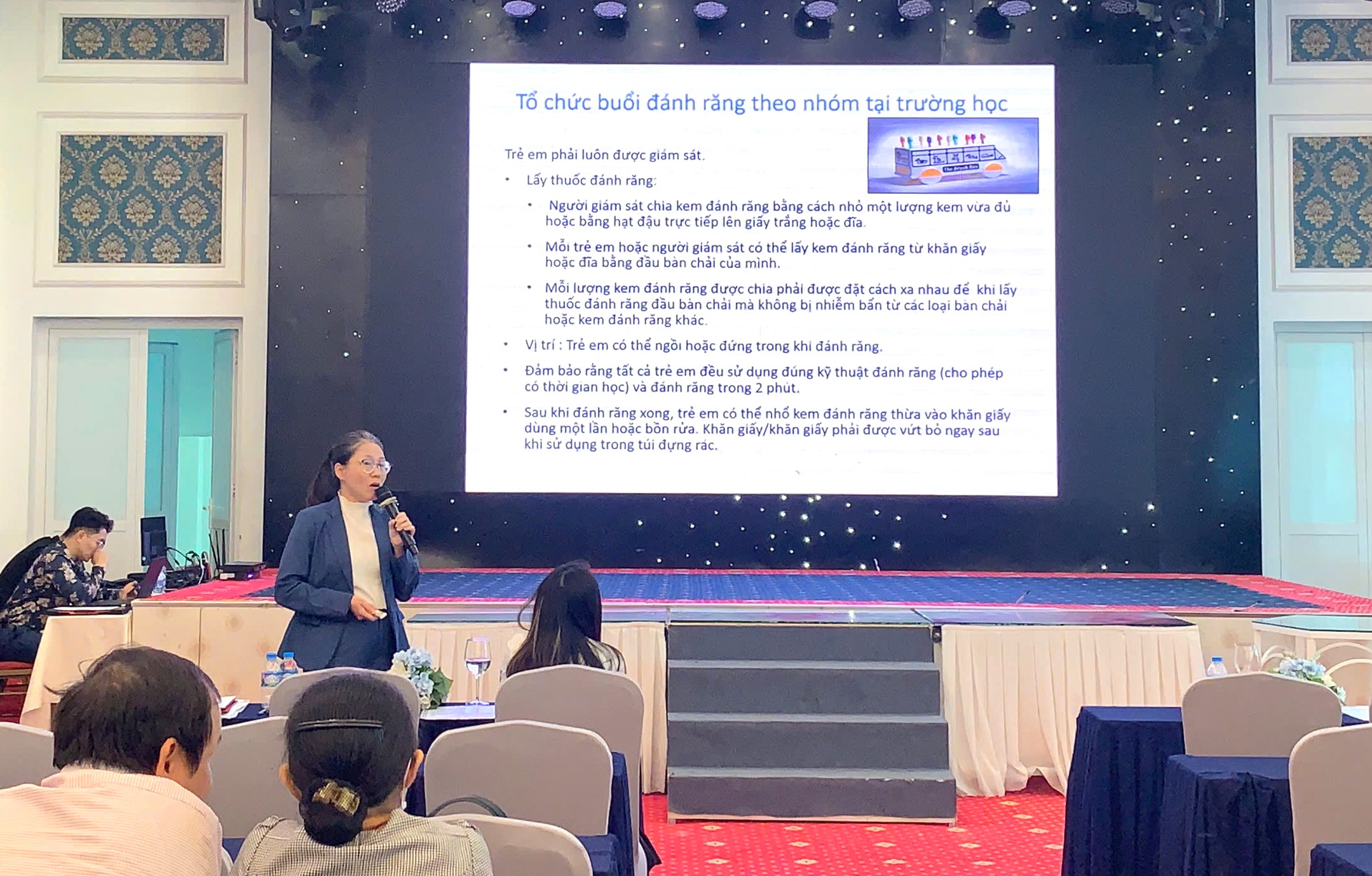 ThS. Nguyễn Ngọc Bích, Trưởng Labo NC Fluor và VLDPNK trình bày về Flour và sức khỏe răng miệng. Triển khai chải răng và súc miệng Flour tại trường học